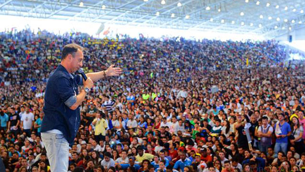 Dunga pregando para uma multidão